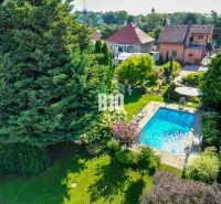Garten mit Pool bei einem Einfamilienhaus in der Bratislavská-Straße in Malinovo.