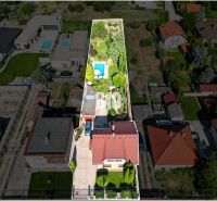 Luftaufnahme eines Einfamilienhauses in der Bratislavská-Straße in Malinovo mit großem Garten.