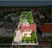 Ein Einfamilienhaus in der Bratislavská-Straße in Malinovo, umgeben von Grünflächen und Nachbarhäusern.