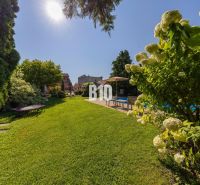 Der Garten eines Einfamilienhauses in der Bratislavská-Straße in Malinovo mit Pool und Grünflächen.