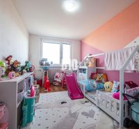 Kinderzimmer in einer 3-Zimmer-Wohnung mit Spielzeug und Bett, Boden mit Holzdekor.