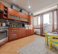 Küche in einer 3-Zimmer-Wohnung mit Holzboden und Balkon.