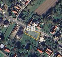 Luftaufnahme eines Wohngebiets in Moravské Lieskové mit sichtbarer Straße und Gebäuden.
