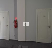 Türen in Büros mit Feuerlöscher an der Wand.