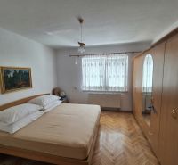 Schlafzimmer in einem Einfamilienhaus mit Holzboden, Schränken und einem Bild.