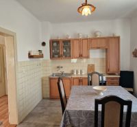 Küche im Einfamilienhaus mit Holzdekor, Esstisch und rustikalen Schränken.