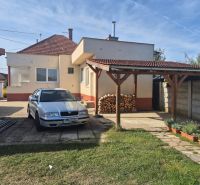 Einfamilienhaus in Ludanice, Auto im Hof, Holz unter dem Unterstand, Garten.