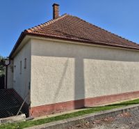 Ein Einfamilienhaus in Ludanice mit weißem Putz und einem Schrägdach.