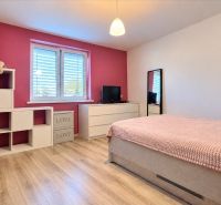 Kinderzimmer mit Kinderbett, Schrank, Spielzeug und Holzboden in einem Einfamilienhaus.