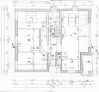 Grundriss eines Einfamilienhauses in Horné Saliby, der die Raumaufteilung und Maßangaben zeigt.