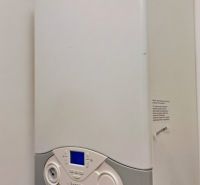 Gasheizung im Einfamilienhaus mit digitalem Display und weißem Paneel.