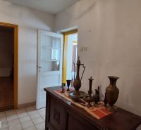 Eingangshalle in einem Einfamilienhaus mit dekorativen Möbeln und einem Boden in Holzoptik.