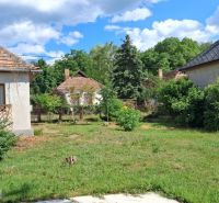 Der Garten des Einfamilienhauses in Abaújkér mit ländlicher Atmosphäre und üppigem Grün.