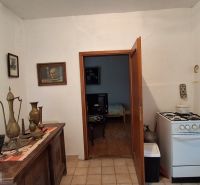 Küche mit Gasherd in einem Einfamilienhaus, dekorative Vasen auf der Kommode.