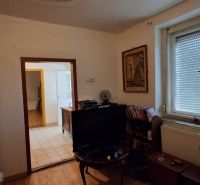Izba s televízorom, radiátorom a kachľovou pecou v rodinnom dome.

Zimmer mit Fernseher, Heizkörper und Kachelofen in einem Einfamilienhaus.