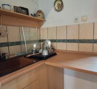 Küchenecke in einem Einfamilienhaus mit Holzdekor und Fenster.