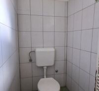 Kleines Badezimmer in einem Einfamilienhaus mit einfacher Ausstattung.