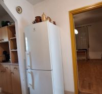 Küche in einem Einfamilienhaus mit Holzdekor.