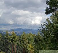 Der Blick von der Hütte in Staškov auf die hügelige Landschaft mit dichten Wäldern und Himmel.