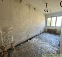 Leerer Raum mit Kunststofffenster und freiliegenden Heizkörpern in einem Einfamilienhaus.