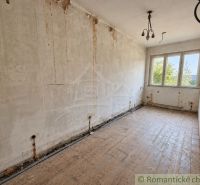 Ein Raum mit unfertigen Wänden und einem Boden in Holzoptik in einem Einfamilienhaus.