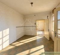 Innenraum eines Einfamilienhauses mit Fliesenboden und Licht, das durch die Fenster und offenen Türen dringt.