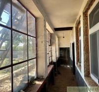 Veranda in einem Einfamilienhaus mit großen Fenstern, Blick in den Hof von Vištuk.