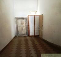 Ein enger Raum mit einer Bodenfläche in Holzoptik und Stauraum in Geschäftsräumen.