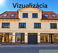 Die Fassade eines Gebäudes mit Geschäftsräumen in der Stadt Modrý Kameň, die verglaste Schaufenster zeigt.