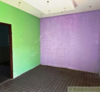 Lila und grüne Wand in Geschäftsräumen mit Holzboden.