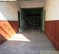 Garage in den Geschäftsräumen von Modrý Kameň mit Wänden aus Holzverkleidung.