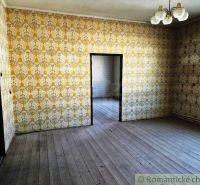 Ein Raum mit einem Holzboden und Retro-Tapeten in Geschäftsräumen.