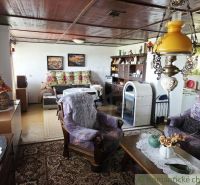 Das Innere der Hütte mit dekorativen Lampen, Sofa, Teppichen und dekorativen Möbeln.