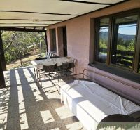 Überdachte Terrasse bei der Hütte in Modrý Kameň mit Sitzgelegenheit und Blick in die Natur.