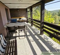 Blick von der Hütte in Modrý Kameň, Terrasse mit Sitzgelegenheit umgeben von Natur.