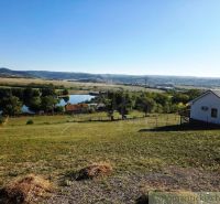 Schöner Ausblick von den Gärten in Krupina auf den See und die Hügel in der Ferne.