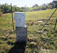 Ein elektrischer Schrank in den Gärten in Krupina auf einer grünen Wiese.