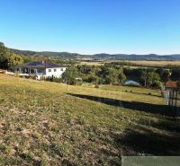 Ein Haus umgeben von Natur und einem weitläufigen Garten, mit Blick auf das Tal in der Region Krupina.