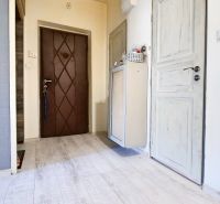 Flur mit Holzboden in einer 2-Zimmer-Wohnung.