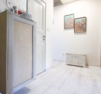 Eingangsflur mit Holzboden in einer 2-Zimmer-Wohnung.