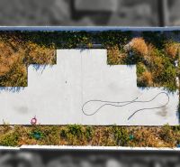 Garten mit Betonfläche in Veľké Blahovo auf einem Grundstück - Wohnen umgeben von Grün.