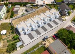 Wohnhausbau in Horná Streda in der Straße Horná Streda, Reihenhausbebauung mit Schotterzufahrtsstraße.