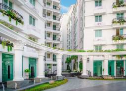 Wohnungsbau in Pattaya mit eleganten weißen Gebäuden und griechischen Säulen.
