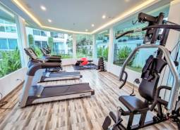 Innen-Fitnessraum mit Trainingsgeräten in einem Wohnungsbaugebäude.