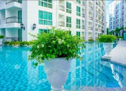 Außenbereich in Pattaya, Wohnungsbau am Pool mit Blumendekoration.