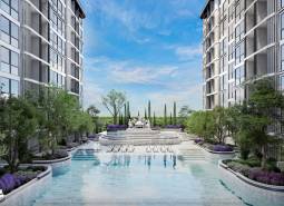 Der Wohnungsbau in Pattaya umfasst einen Pool und Gärten zwischen den Gebäuden.