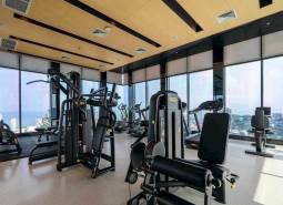 Fitnesscenter im Bau von Wohnungen mit Blick auf Pattaya.