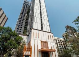 Wohnungsbau in Pattaya, ein hohes Gebäude mit moderner Architektur und Grünflächen in der Umgebung.