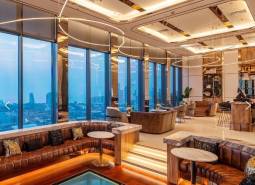 Luxuriöses Wohnungsbau-Interieur mit Panoramablick auf die Stadt.
