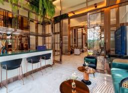 Innenraum eines luxuriösen Wohnzimmers mit Bartresen und Designermöbeln. Wohnungsbau.